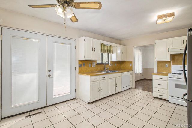 5037 W Court Street, Flint, MI 48532