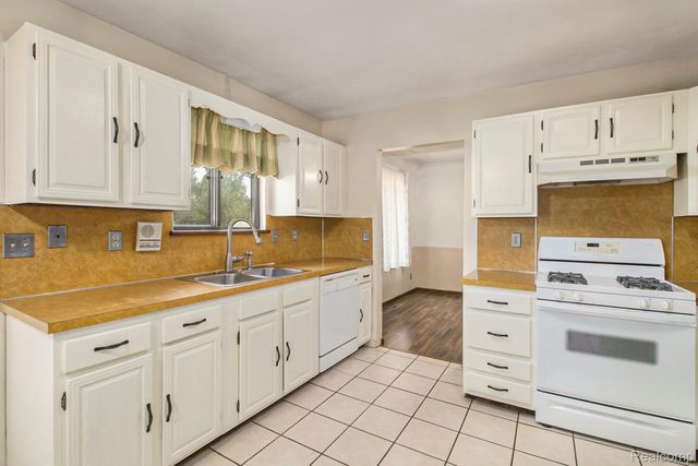 5037 W Court Street, Flint, MI 48532