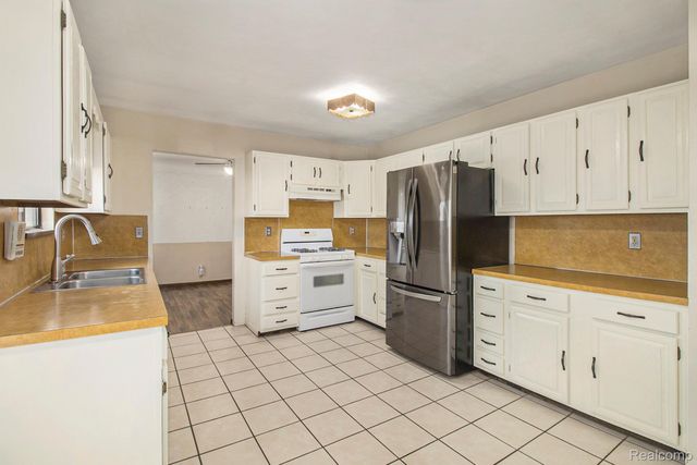 5037 W Court Street, Flint, MI 48532