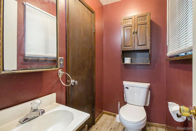 5037 W Court Street, Flint, MI 48532