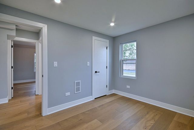 8321 W Ballard Road, Niles, IL 60714