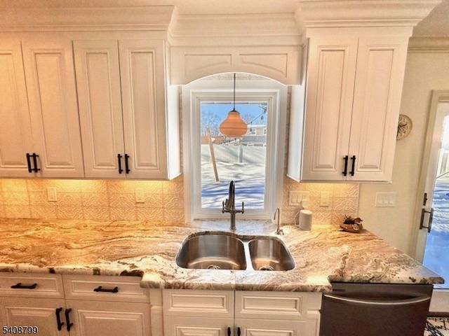 8 Willow Ct, Sayreville Boro, NJ 08859