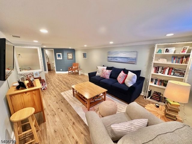 8 Willow Ct, Sayreville Boro, NJ 08859