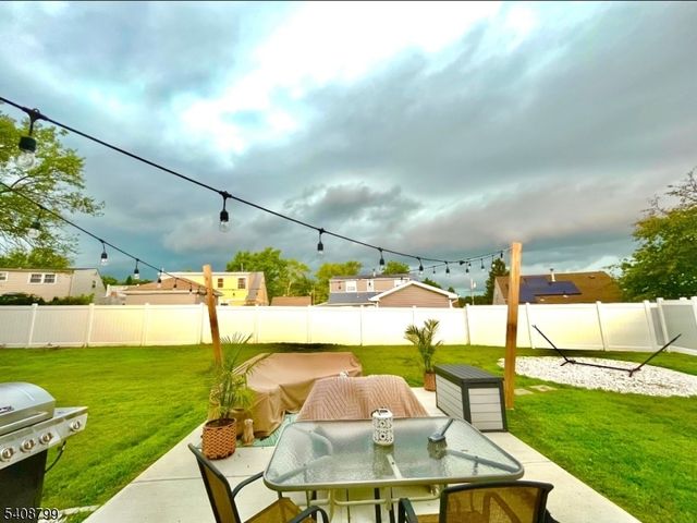 8 Willow Ct, Sayreville Boro, NJ 08859