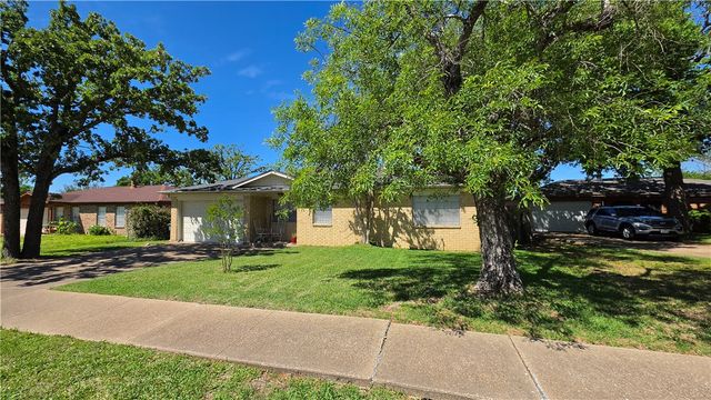 4009 Woodcrest Drive, Bryan, TX 77802