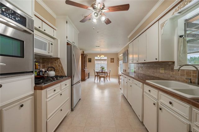 4009 Woodcrest Drive, Bryan, TX 77802