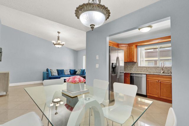 5272 Bosque Lane 31, West Palm Beach, FL 33415