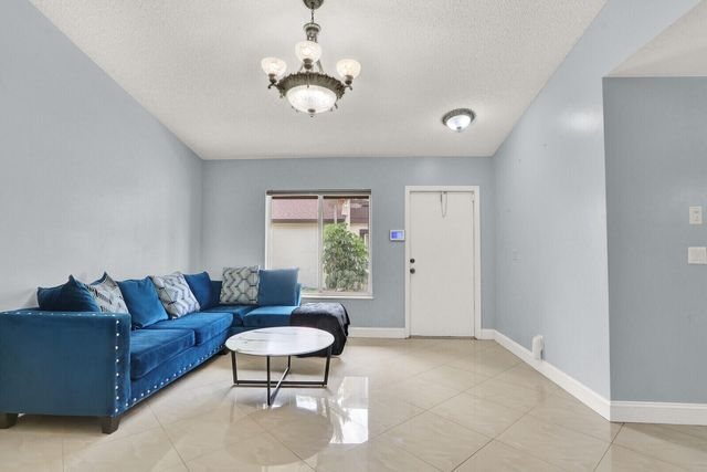 5272 Bosque Lane 31, West Palm Beach, FL 33415