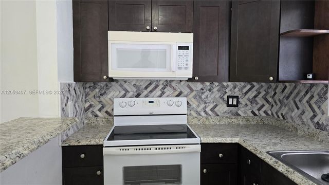 2801 NE 49th St 7, Fort Lauderdale, FL 33308
