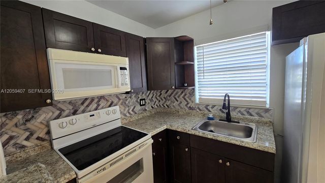 2801 NE 49th St 7, Fort Lauderdale, FL 33308