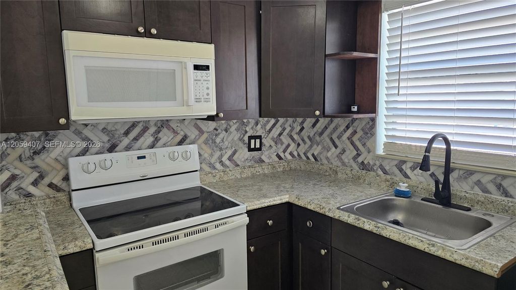 2801 NE 49th St 7, Fort Lauderdale, FL 33308