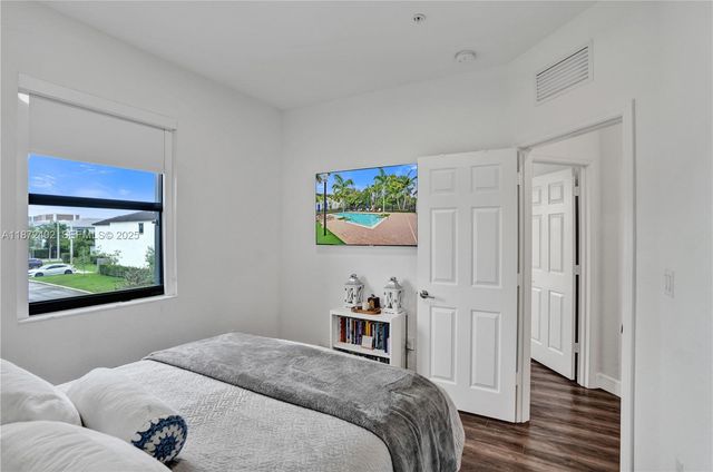 136 SW 185th Way, Pembroke Pines, FL 33029