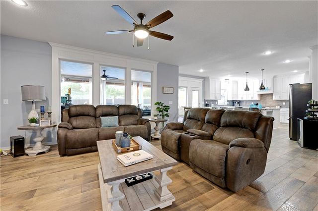 20476 W 107 Place, Olathe, KS 66061