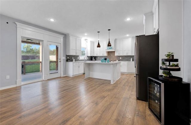 20476 W 107 Place, Olathe, KS 66061