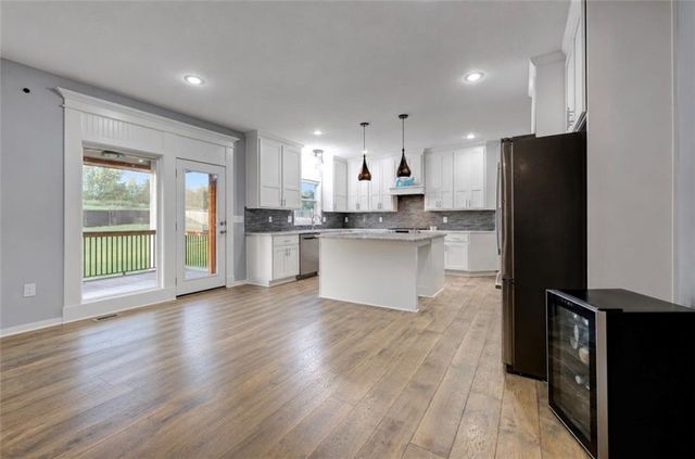20476 W 107 Place, Olathe, KS 66061