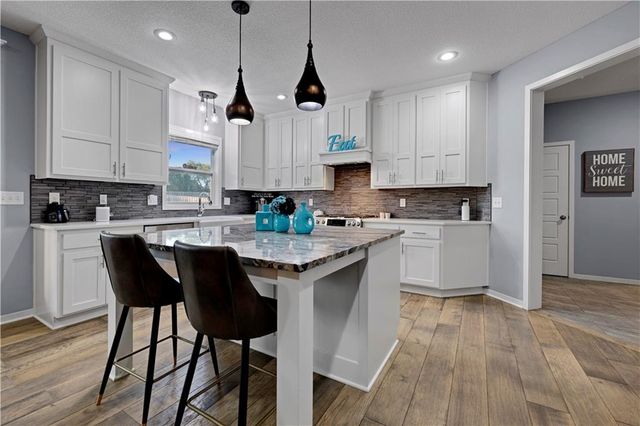 20476 W 107 Place, Olathe, KS 66061