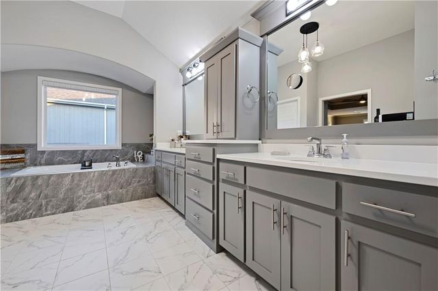 20476 W 107 Place, Olathe, KS 66061