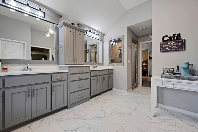 20476 W 107 Place, Olathe, KS 66061