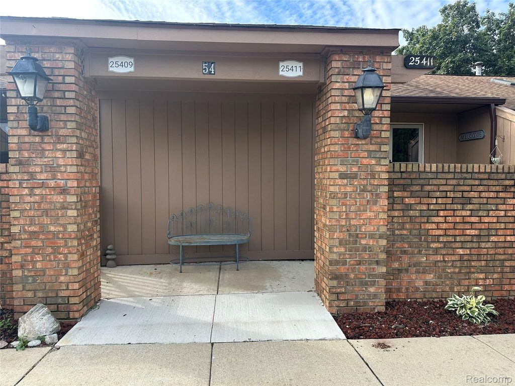 25411 concord lane 4, South Lyon, MI 48178
