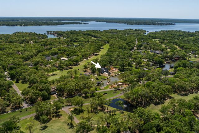 108 Deerhurst Lane, Mabank, TX 75156