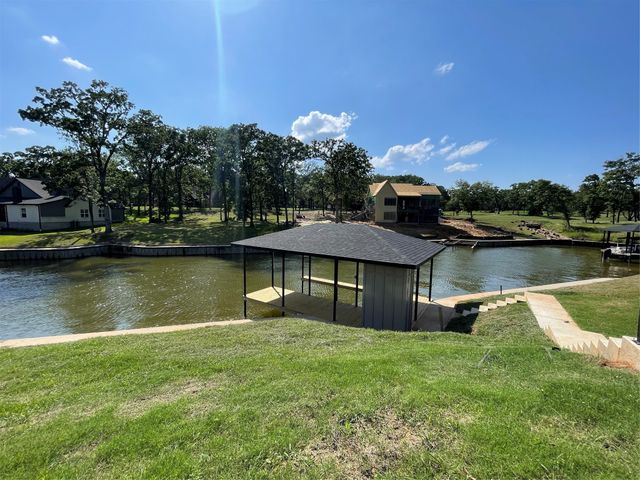 108 Deerhurst Lane, Mabank, TX 75156