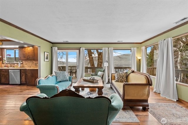 1220 S Webb Place, East Wenatchee, WA 98802