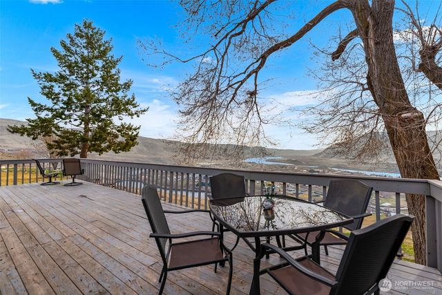 1220 S Webb Place, East Wenatchee, WA 98802