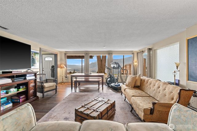 1220 S Webb Place, East Wenatchee, WA 98802