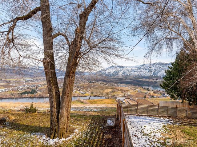 1220 S Webb Place, East Wenatchee, WA 98802