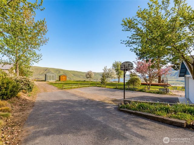 1220 S Webb Place, East Wenatchee, WA 98802