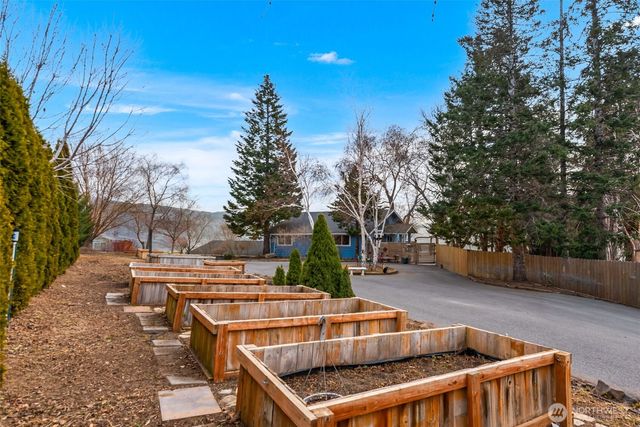 1220 S Webb Place, East Wenatchee, WA 98802