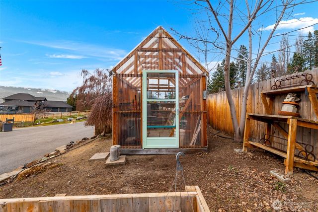 1220 S Webb Place, East Wenatchee, WA 98802