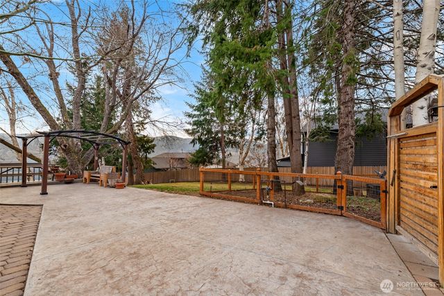 1220 S Webb Place, East Wenatchee, WA 98802