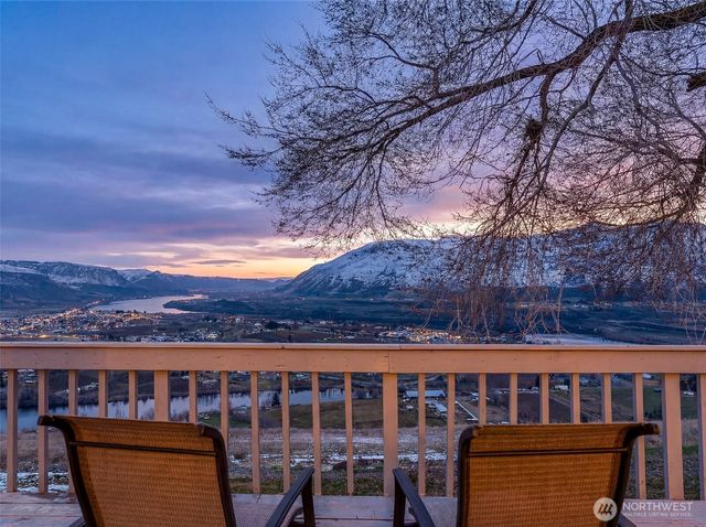 1220 S Webb Place, East Wenatchee, WA 98802