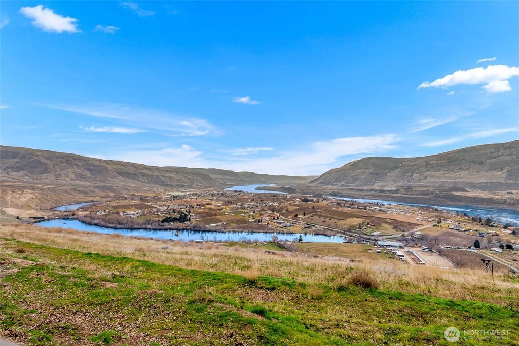 1220 S Webb Place, East Wenatchee, WA 98802