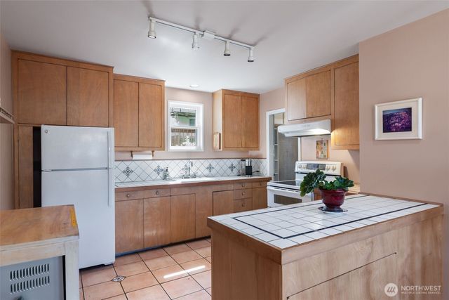 1631 N 54 Street, Seattle, WA 98103