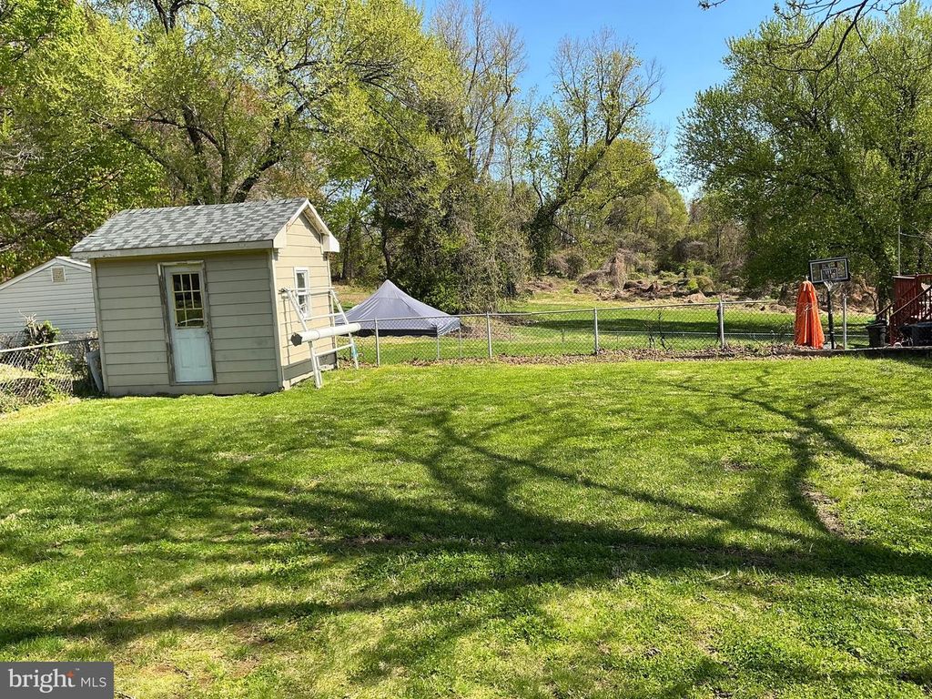 Image 11 of property listing at 6603 RED TOP RD, Hyattsville, MD 20783