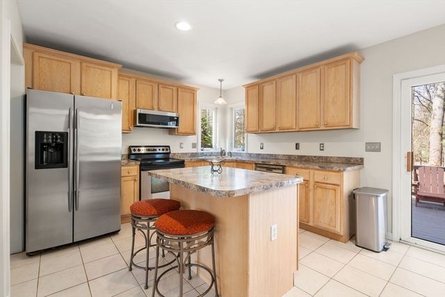 74 Kennedy Cir, Northbridge, MA 01534