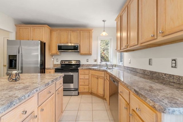 74 Kennedy Cir, Northbridge, MA 01534