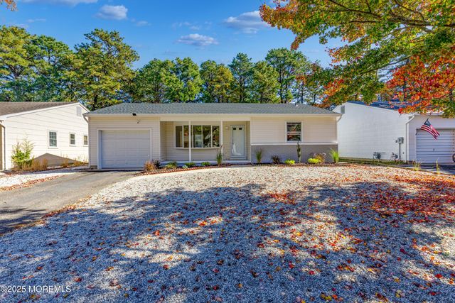 30 Zeeland Drive, Toms River, NJ 08757