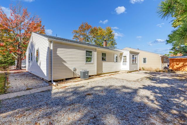 30 Zeeland Drive, Toms River, NJ 08757