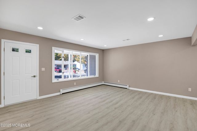 30 Zeeland Drive, Toms River, NJ 08757