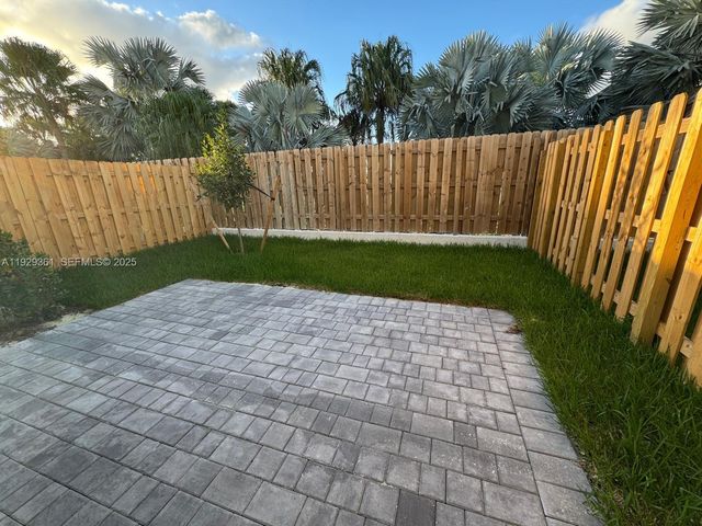 635 SE 13th St Cir ., Homestead, FL 33034