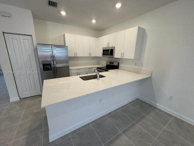 635 SE 13th St Cir ., Homestead, FL 33034