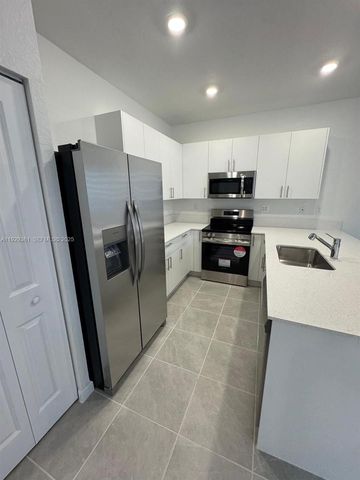 635 SE 13th St Cir ., Homestead, FL 33034