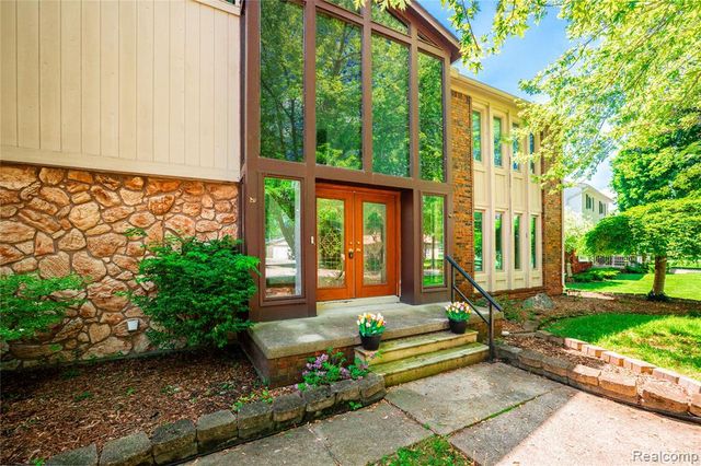 8027 Berkshire Drive, Grosse Ile, MI 48138