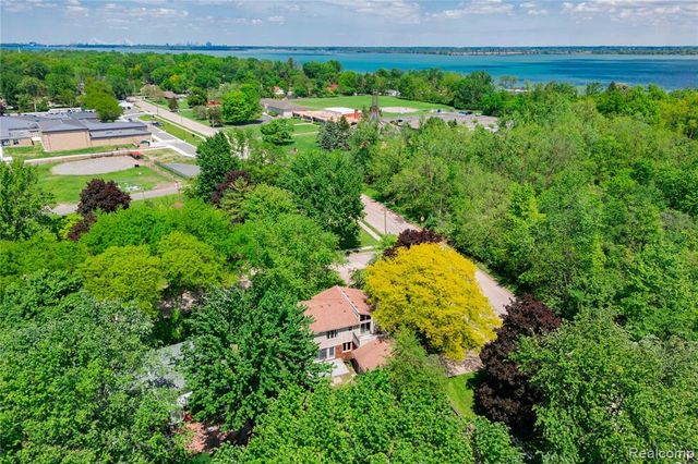 8027 Berkshire Drive, Grosse Ile, MI 48138