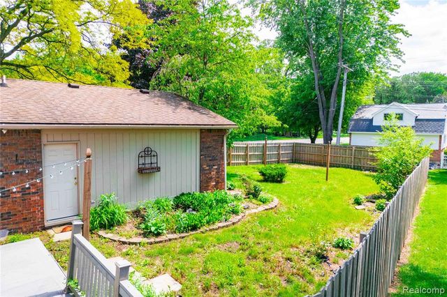 8027 Berkshire Drive, Grosse Ile, MI 48138