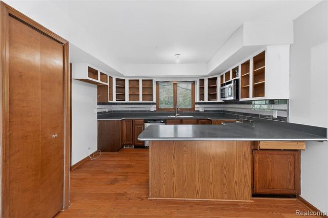 8027 Berkshire Drive, Grosse Ile, MI 48138