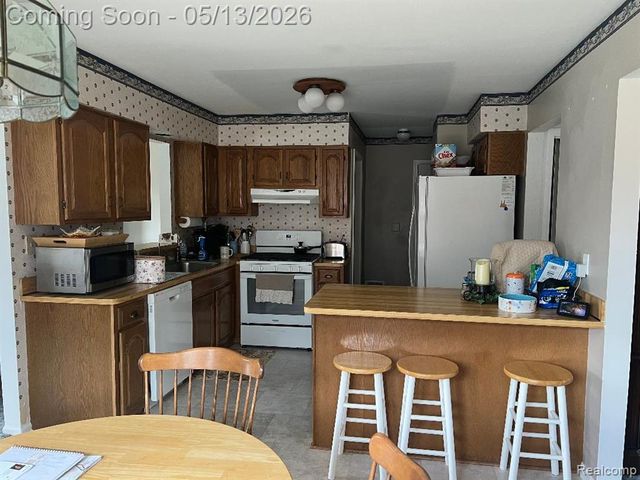 21384 Deerfield Drive, Trenton, MI 48183